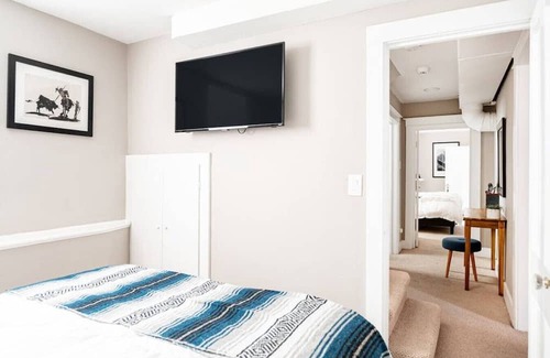 Congress Park Apartment | Remodeled Guest Suite I 5-star Location I Sleeps 4