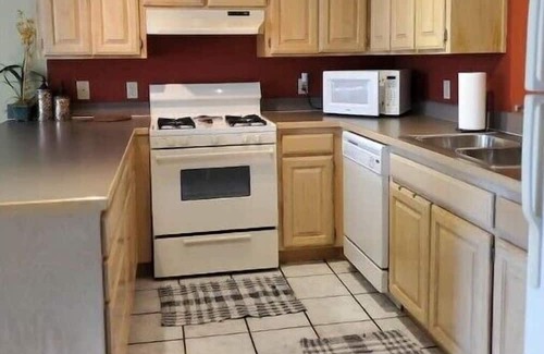 Rogers House | Peaceful place-Rogers King bed/garage parking!