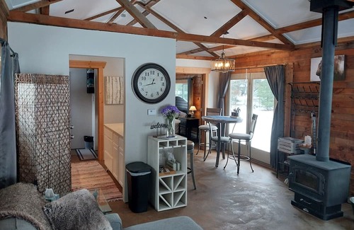 Pentwater Cabin | Cuddle up in this cozy cabin