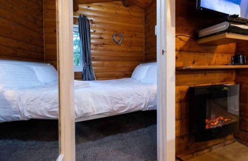 Ffestiniog Cabin | Mountain View 2 bed Log Cabin: Snowdonia Adventure