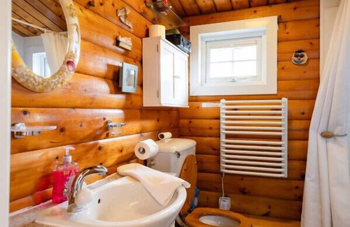 Ffestiniog Cabin | Spacious 3 Bed Log Cabin in Snowdonia Mountains