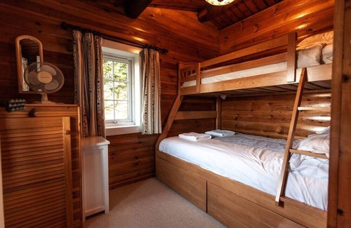 Ffestiniog Cabin | Charming 2 Bed Log Cabin in Snowdonia Mountains