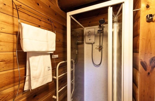 Ffestiniog Cabin | Charming 2 Bed Log Cabin in Snowdonia Mountains