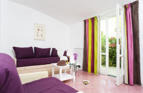 Sant'Angelo Apartment | Cosy apartment with garden view.
