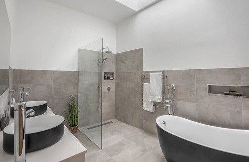 New Town House | Roses on Pirie - Comfortable & Central