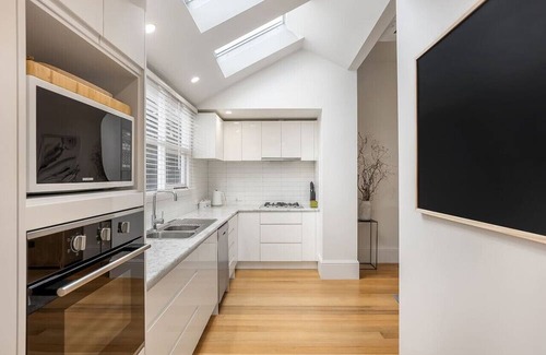New Town House | Roses on Pirie - Comfortable & Central