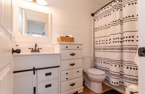 Falls of Rough Apartment | Cozy Lakeview Guest House at Fentress Rd!