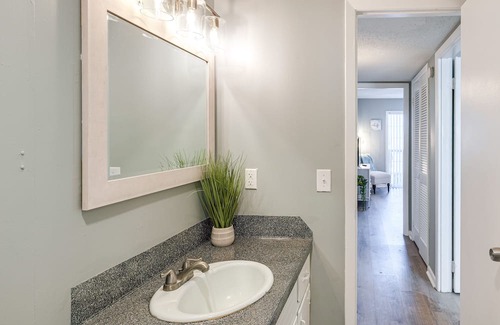 Manchester Apartment | Pet-Friendly Manchester Apartment w/ Pool Access!