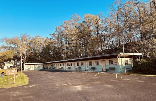 Onalaska House | Overlooking Lake Onalaska - Two full-size beds + bath in nostalgic motel