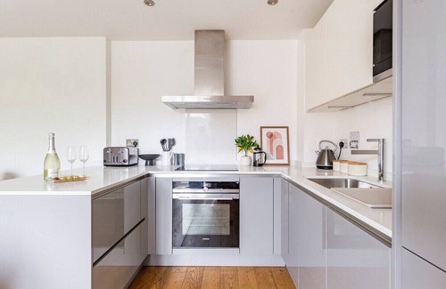 Epsom Apartment | Modern Luxury Flat With Sofa Bed in Epsom/Surrey