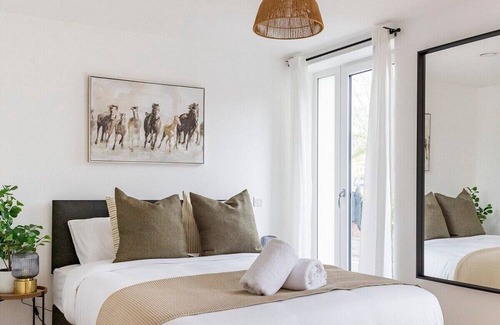 Epsom Apartment | Modern Luxury Flat With Sofa Bed in Epsom/Surrey