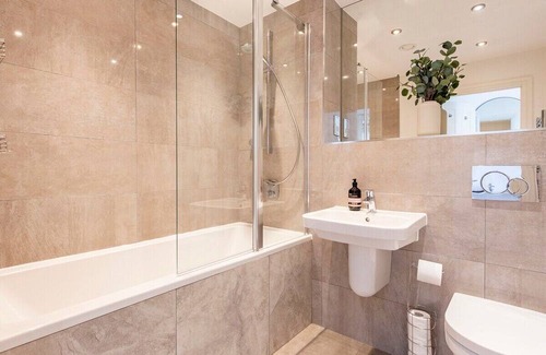 Epsom Apartment | Modern Luxury Flat With Sofa Bed in Epsom/Surrey