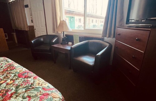 La Crosse House | Overlooking Lake Onalaska -- 2 full beds + bath in nostalgic motel