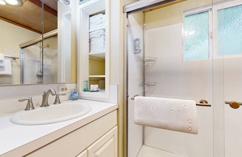 Matlock House | Charming waterfront cottage with panoramic Hood Canal views