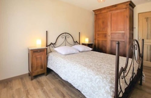 Mormoiron House | Holiday Home 'Gîte En Campagne Piscine Chauffée' with Mountain View, Garden and Wi-Fi