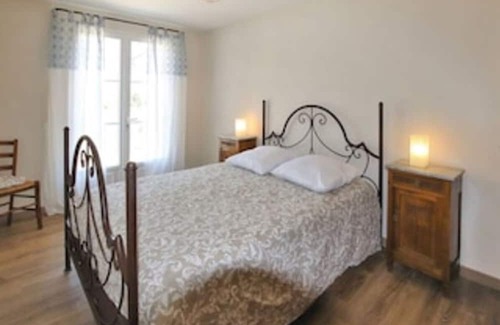 Mormoiron House | Holiday Home 'Gîte En Campagne Piscine Chauffée' with Mountain View, Garden and Wi-Fi