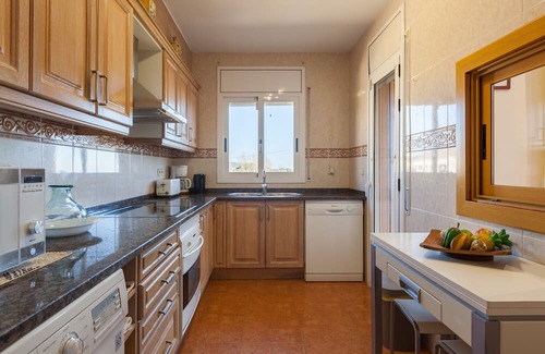 Sant Cebria de Vallalta House | Holiday Home 'Villa Sol' with Sea View, Private Pool and Wi-Fi
