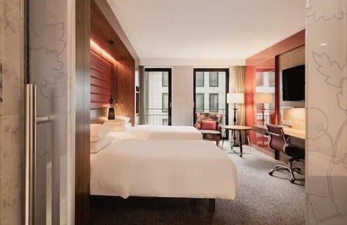 The Hague Center House | Experience Opulent Stay in The Hague - 3 Spacious Rooms & Exceptional Location
