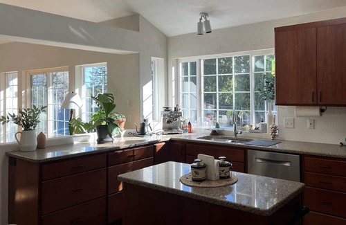 Friendly House | Vintage Modern Home in South Eugene w/ Pool