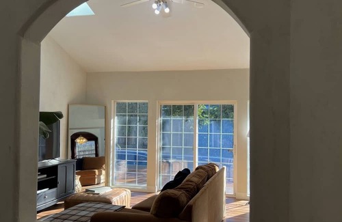 Friendly House | Vintage Modern Home in South Eugene w/ Pool