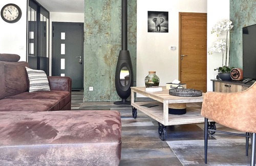 Sainte-Cecile-les-Vignes House | Experience the charm of Sainte Cécile Les Vignes in this delightful, air-conditioned villa, an idyll