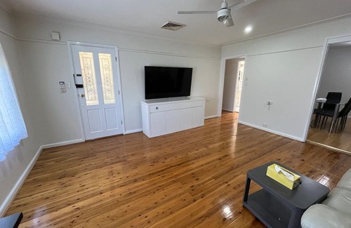 Cabramatta West House | Comfortable house @Mt Pritchard