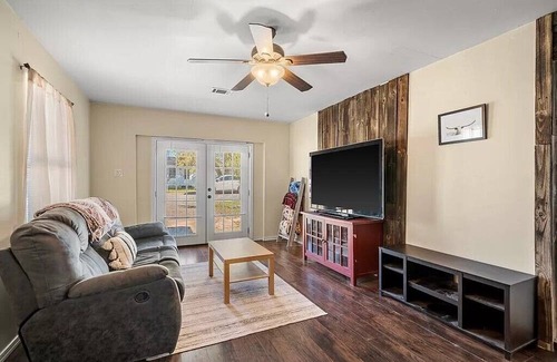 Kerrville House | KERRVILLE, TX; Charming 3-bedroom 2-bath house, sleeps 5