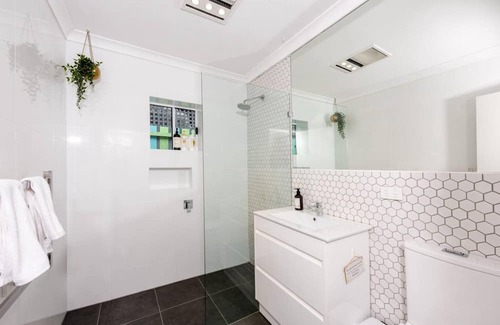 Fitzroy North House | Funky 1 BR home in Fitzroy on Brunswick street!