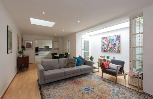 Fitzroy North House | Funky 1 BR home in Fitzroy on Brunswick street!
