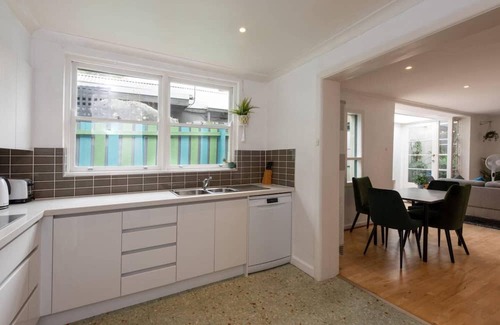 Fitzroy North House | Funky 1 BR home in Fitzroy on Brunswick street!