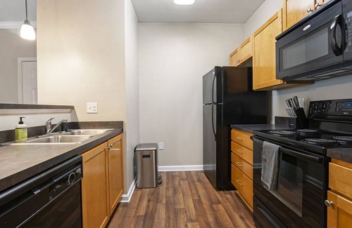 Greer Apartment | Modern Apartment in Prime Location (ID9830X28)