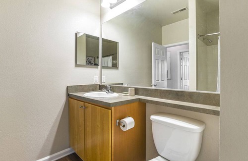 Greer Apartment | Modern Apartment in Prime Location (ID9830X28)