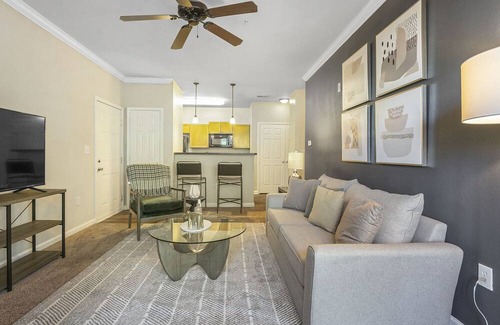 Greer Apartment | Modern Apartment in Prime Location (ID9830X28)