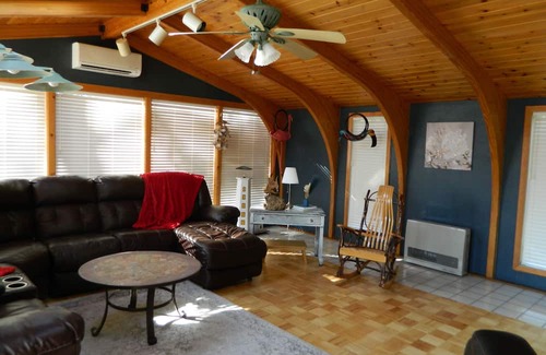 Melrose House | Spacious three bedroom house with pool and hot tub near Historic Suffield Center