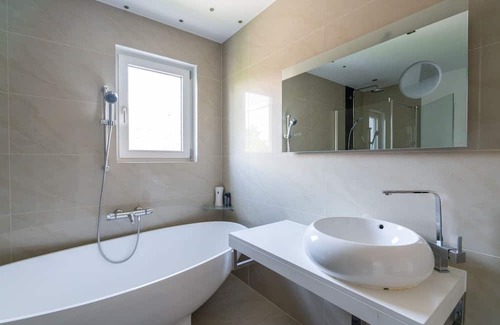 Donaustadt Villa | Villa near the VIC and United Nations and the Danube.