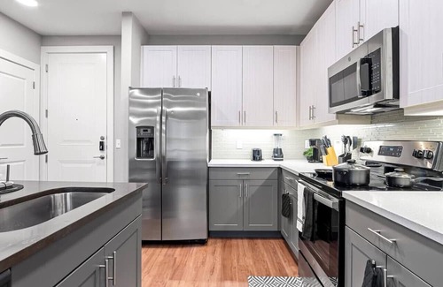 Fort Worth Apartment | Serene Haven - 1 King BR | Pool | Gym | Laundry