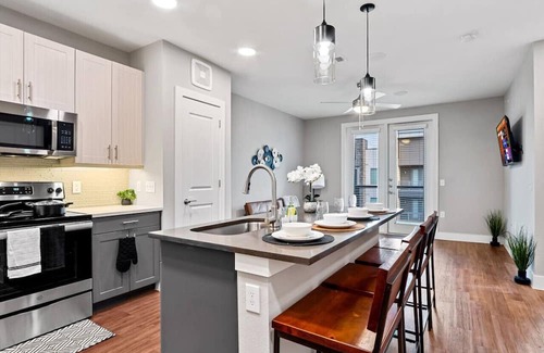 Fort Worth Apartment | Serene Haven - 1 King BR | Pool | Gym | Laundry