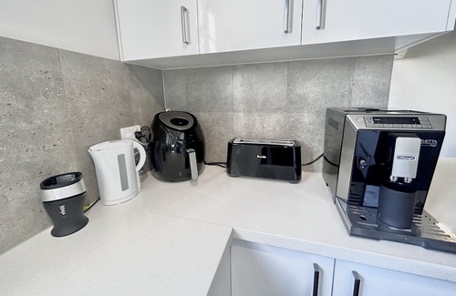 Cronulla Apartment | SEASIDE BLISS: 2BR APARTMENT W/ SPACIOUS PRIVATE BACKYARD IN HEART OF CRONULLA