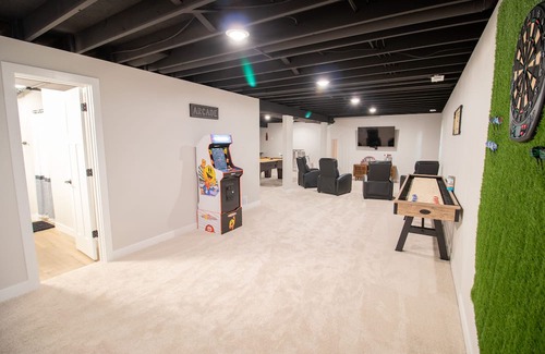 Washburn House | Ultimate 4-Bedroom Getaway w/ Hot Tub & Pool Table