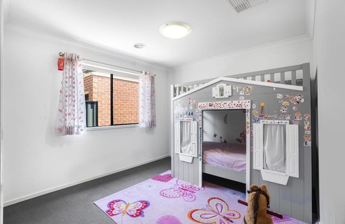 Truganina House | Spacious House @Truganina WIFI available 2.5km from Local Shopping Centre