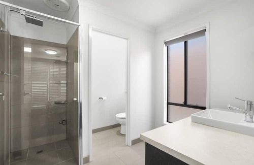 Truganina House | Spacious House @Truganina WIFI available 2.5km from Local Shopping Centre
