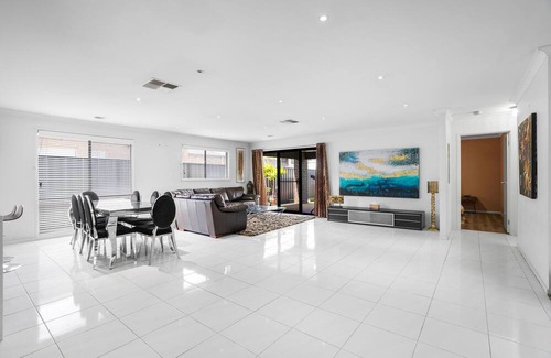 Truganina House | Spacious House @Truganina WIFI available 2.5km from Local Shopping Centre
