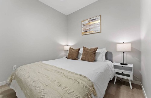 St. Anthony West Apartment | Coze 2BR with Gym & Free Street Parking by UMN