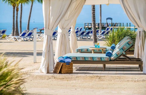 Islamorada House | Have Fun at this Beachfront Paradise with Outdoor Pools, Free Parking!
