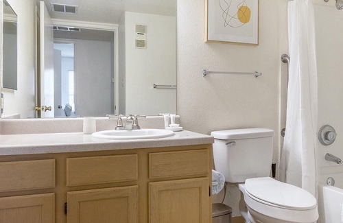 Biggs Field Apartment | Modern Apartment in Prime Location (ID1266X956)