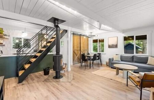 Ariel House | Elk Cabin near Lake Merwin + Hot Tub