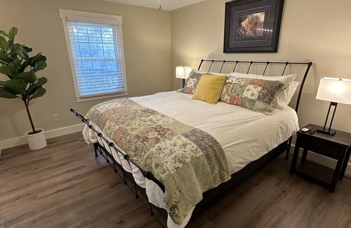 Springfield House | Cozy Home with Convenient Location