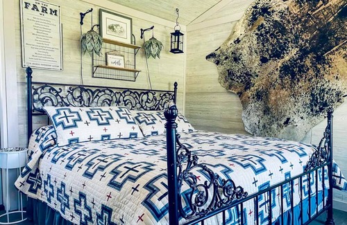 Joseph Cottage | Camp-themed dog-friendly cabin with mountain views, firepit, & river access