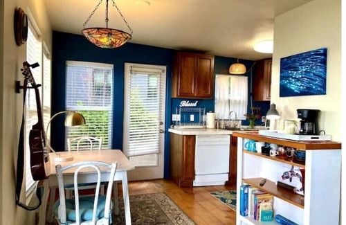 La Conner Cabin | Perfect for Tulip Festival! Sunset Oceanview Cottage