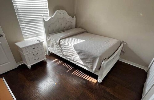 Sunshine Apartment | 4 Bedroom 838438 by Houzlet